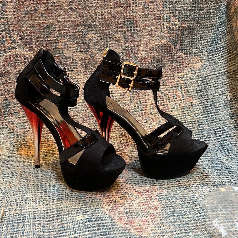 Never worn Black Heels Size 35/5
